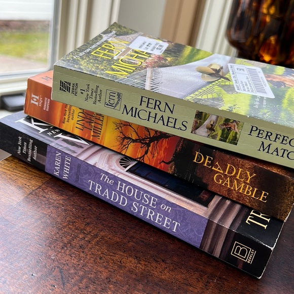 Chronicle Books Accessories - Three Reads